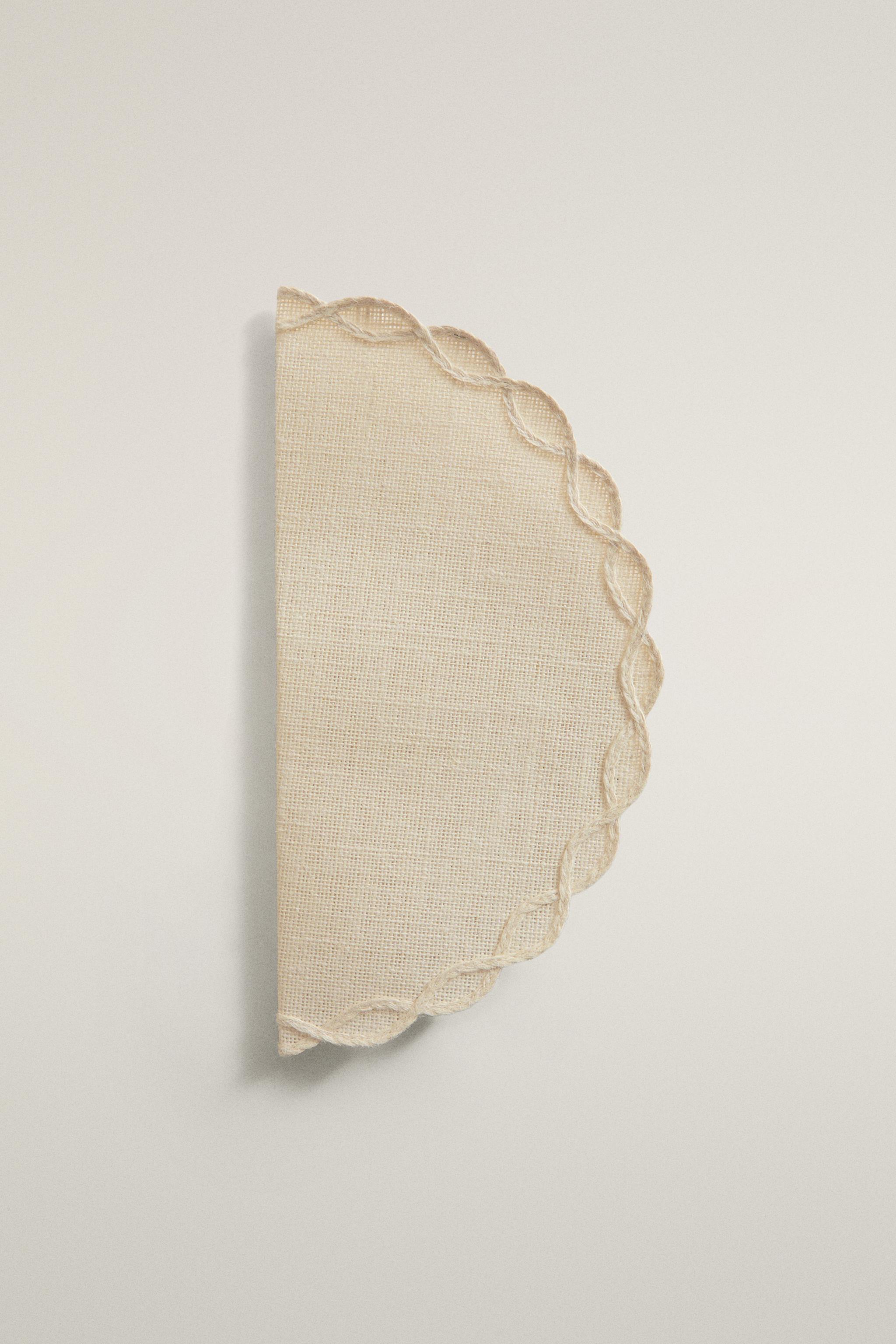 PLACEMAT WITH CHAIN DETAIL